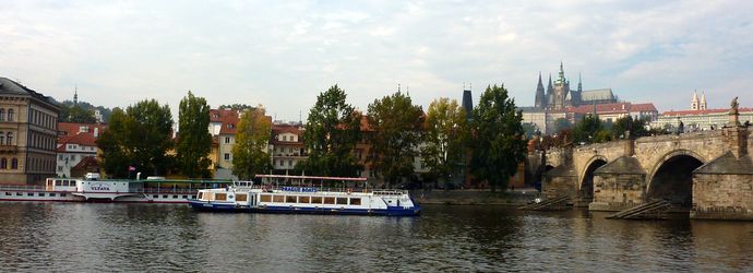 "Schifffahrt im historischen Zentrum Prags, Blick zur Prager Burg und die Karlsbrücke "